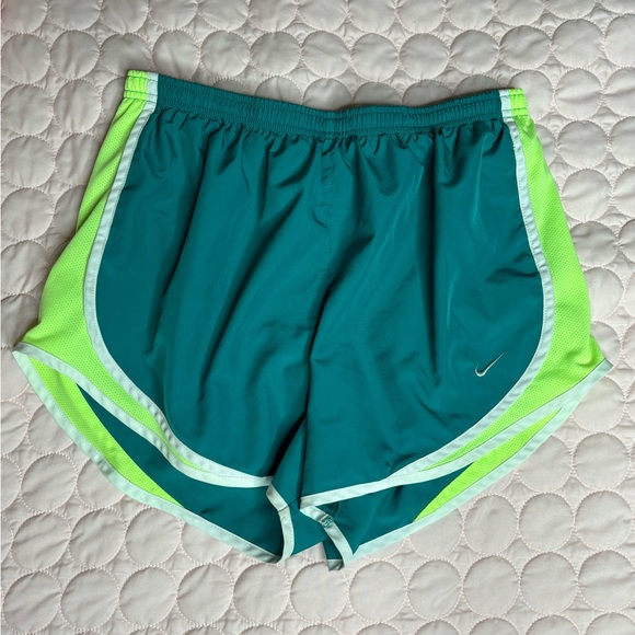 Nike Tempo GREEN- Women’s brief- lined running shorts - Picture 3 of 4
